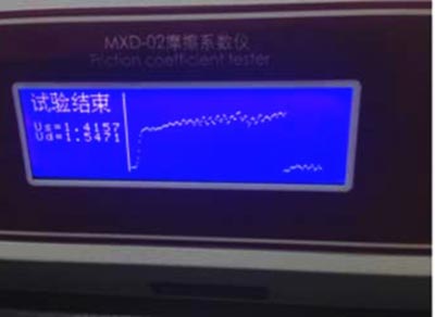 摩擦系數(shù)儀正在檢測手機保護(hù)膜摩擦系數(shù)